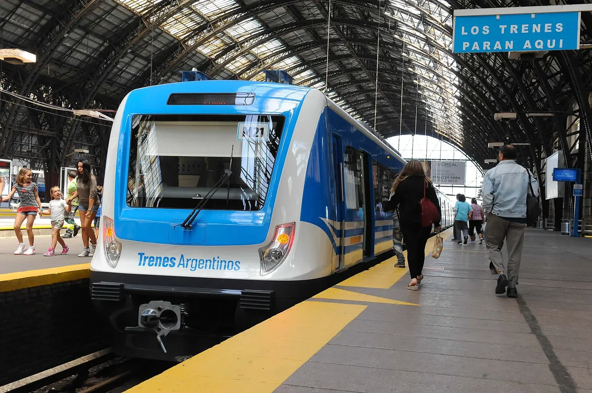 Formación moderna de la línea Mitre detenida bajo la cubierta de la estación Retiro